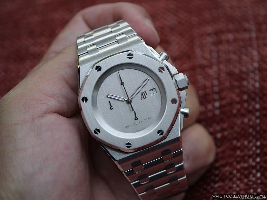 On our website, our review of the @audemarspiguet Royal Oak Offshore 1017 ALYX 9SM @alyxstudio ref. 26238BC.OO.2000BC.01 comes in a limited edition of 76 pieces in 18K white gold with a 42 mm case with crown and pushers also in 18K white gold.

#aude