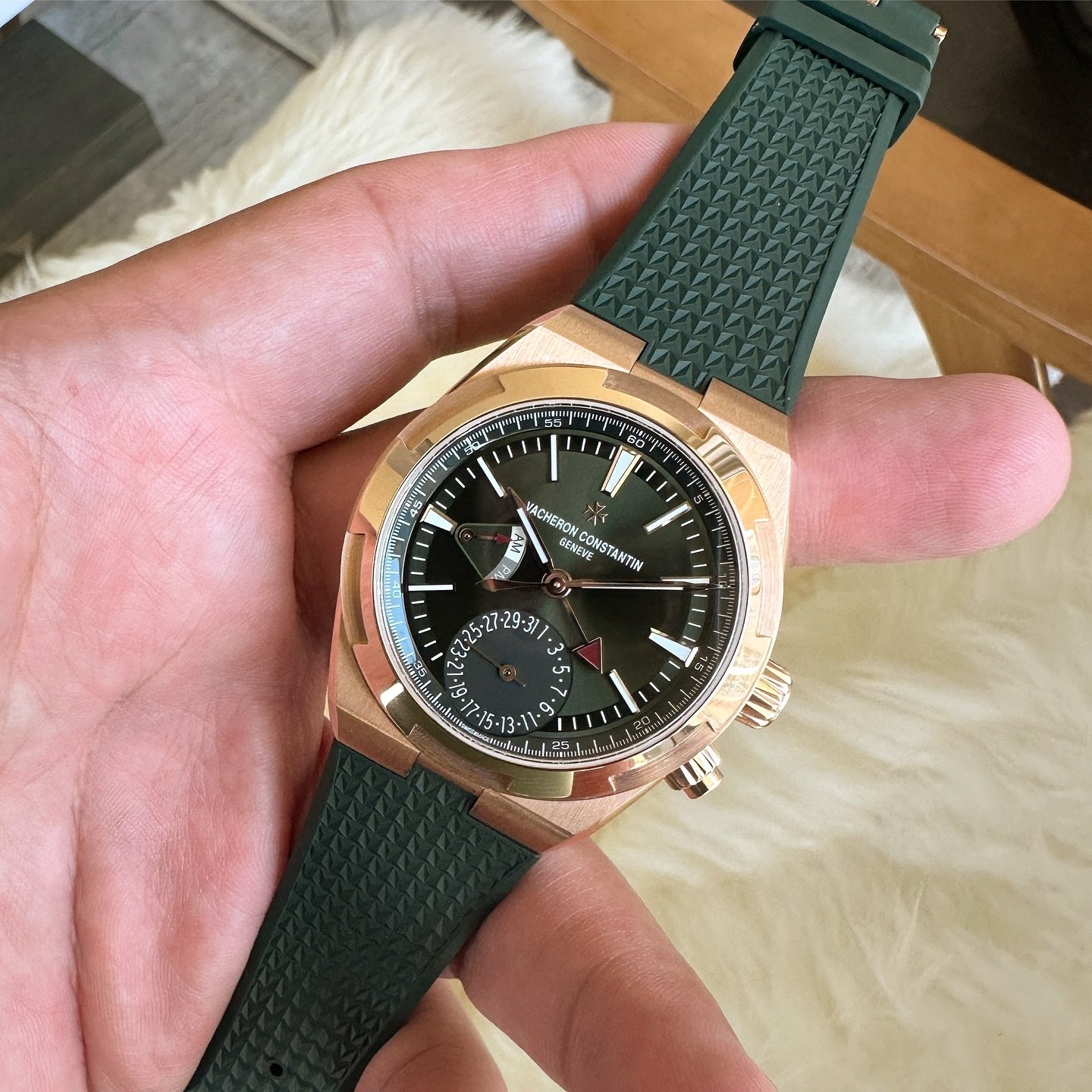 One of the best releases of 2024 and a watch where pictures don&rsquo;t do justice. @vacheronconstantin Overseas Dual Time Sunburst Green Dial ref. 7920V/210R-B965 
#vacheron #vacheronconstantin #overseasdualtime #watches #watchesofinstagram #watchad