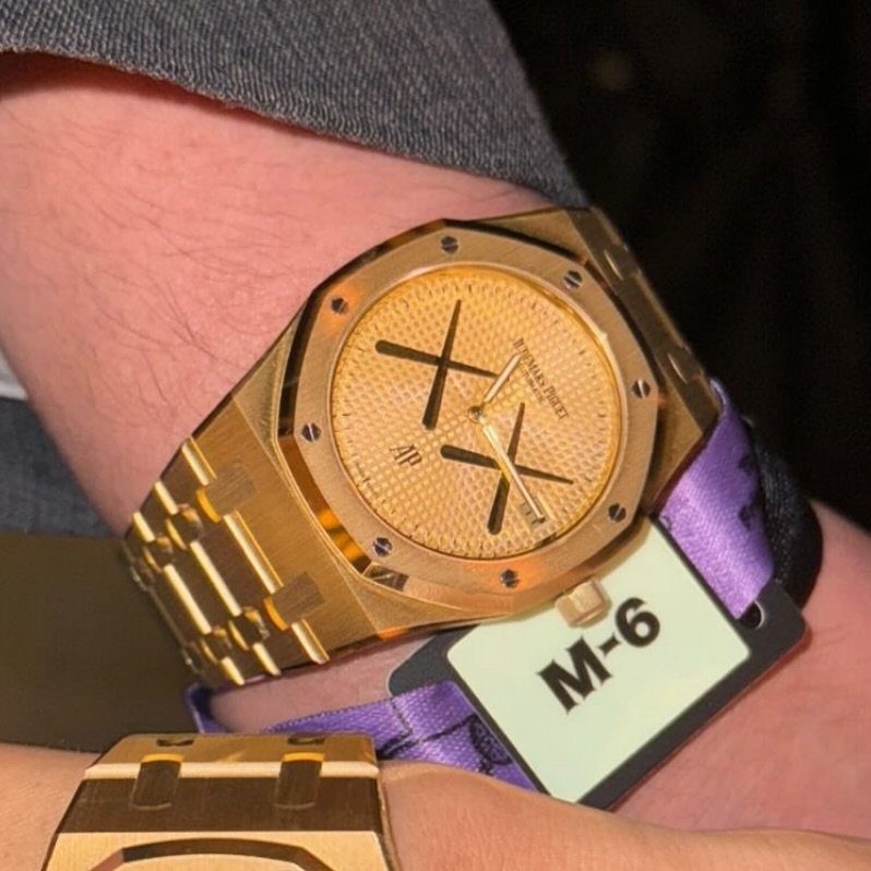 On our website, the leaked @audemarspiguet special Royal Oak Extra-Thin &lsquo;Jumbo&rsquo; ref. 16202BA or 16202OR in collaboration with KAWS. @kaws 

If I had any respect left for Audemars Piguet, now it is gone.